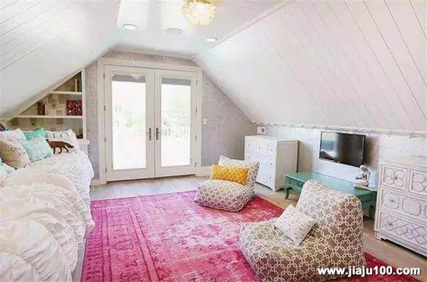 Dormitor de fetite cu covor roz si lambriu alb