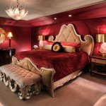 Dormitor rosu cu pat de lux tapitat