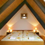 Dormitor in mansarda placat cu lemn