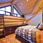 Dormitor rustic cu lemn rotund