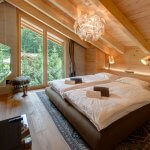 Dormitor placat cu lemn cu grinzi aparente