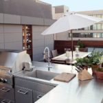 Rooftop cu bucatarie de vara si loc de servit masa