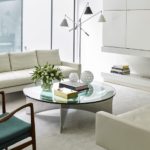 Living alb simetric cu mobilier minimalist