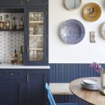Bucatarie albastra cu decoratiuni pentru perete