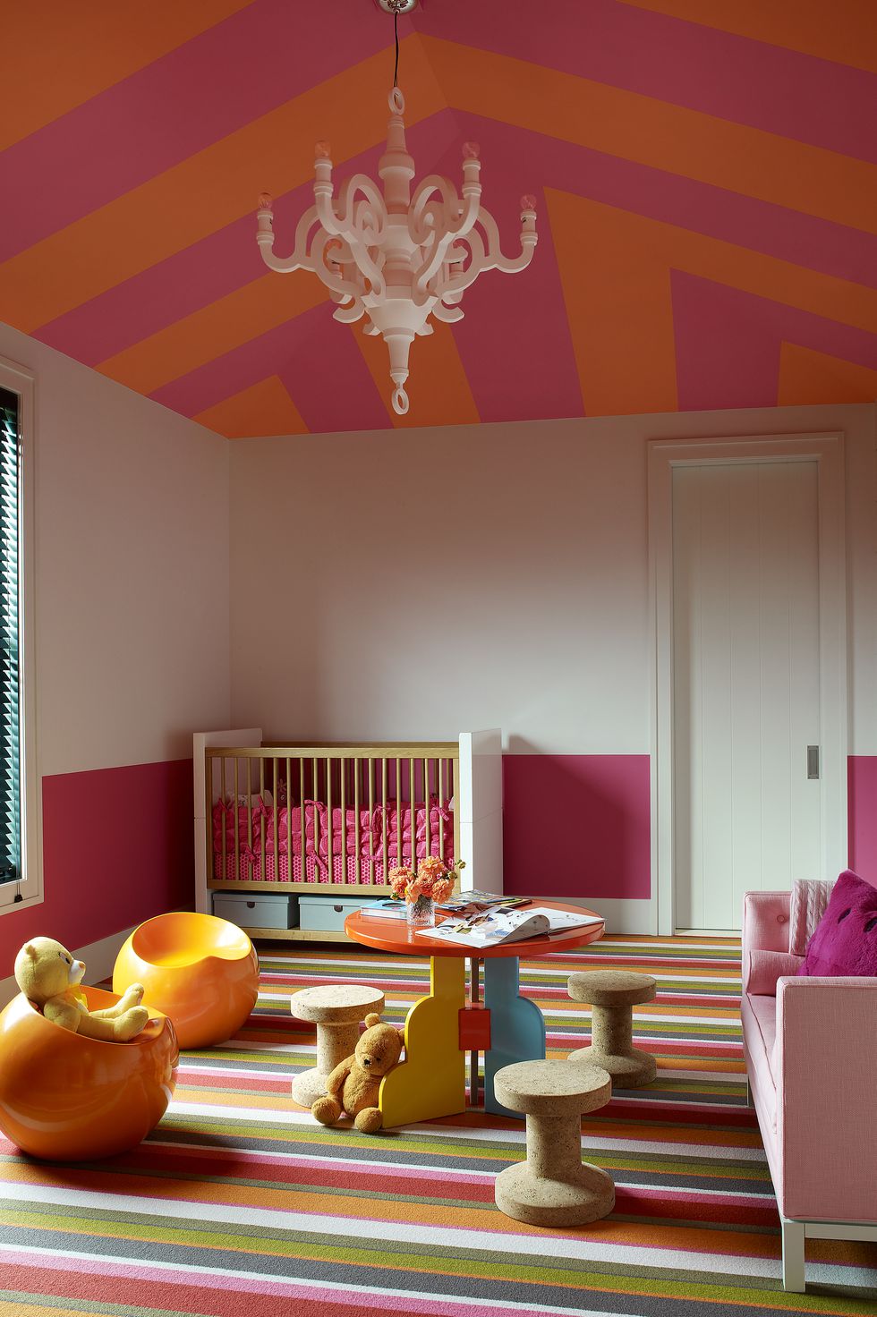 Camera bebelus in culori calde