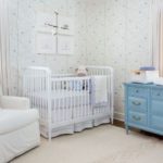 Camera bebelus retro cu fotoliu pentru alaptat