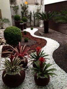 Garden-Stone-Decoration-Ideas-That-Will-Grab-Your-Attention-1-11